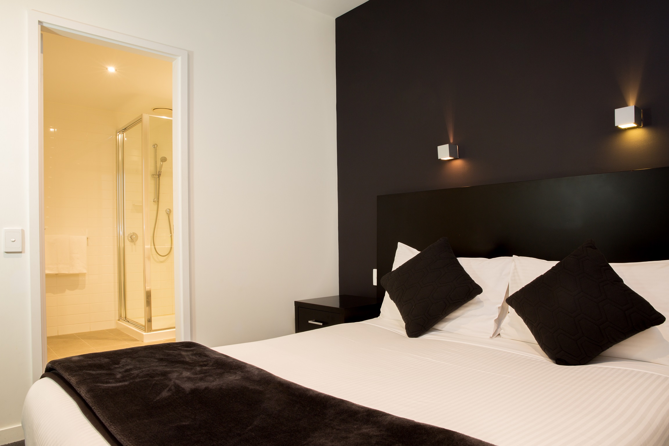 adara-richmond-one-bedroom-executive-bed-bathroom